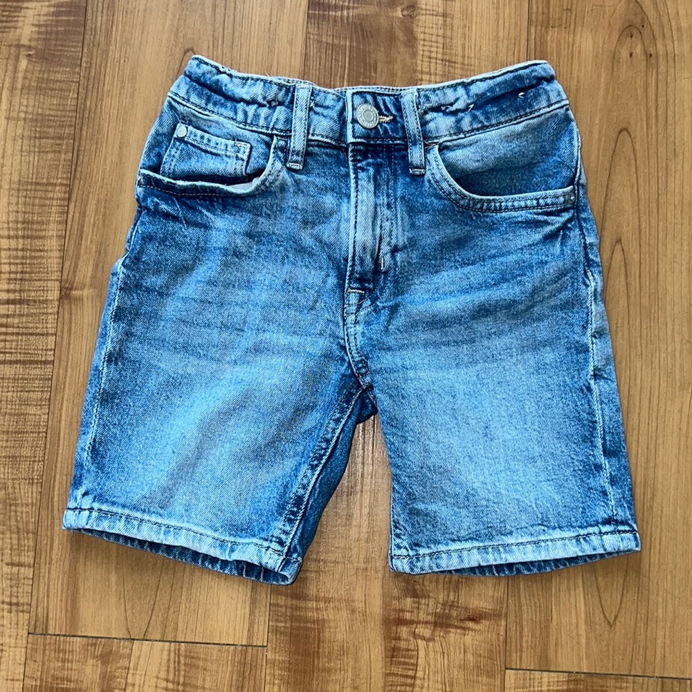 Boys jean shorts. Light wash. Size 5T
